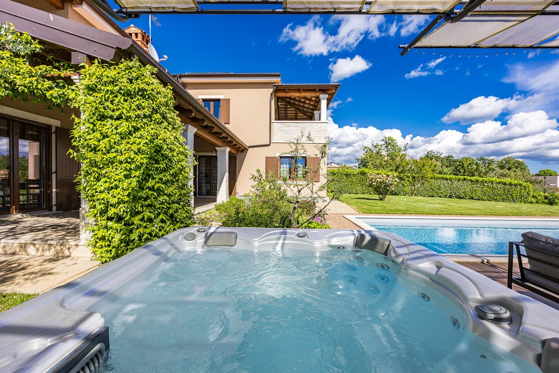 Villa with whirlpool